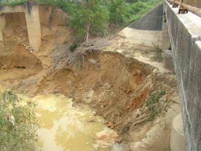 Hà bá “nuốt” làng sau lũ  - 5